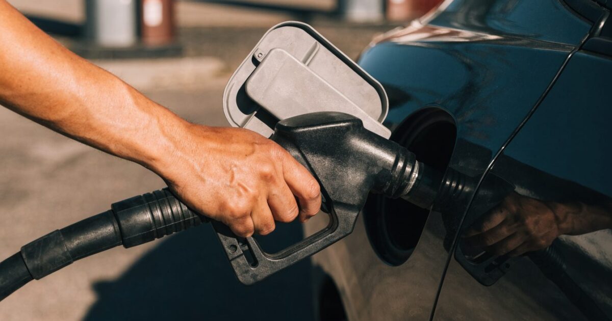 Arnaque à la boulette de papier à la pompe : le vol de carburant