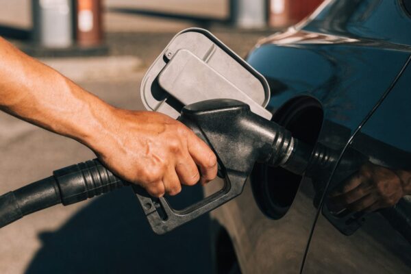 Arnaque à la boulette de papier à la pompe : le vol de carburant
