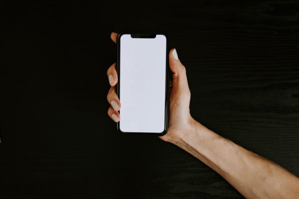 Arnaque au faux colis dopée à l&rsquo;IA : la vague de SMS avec photo