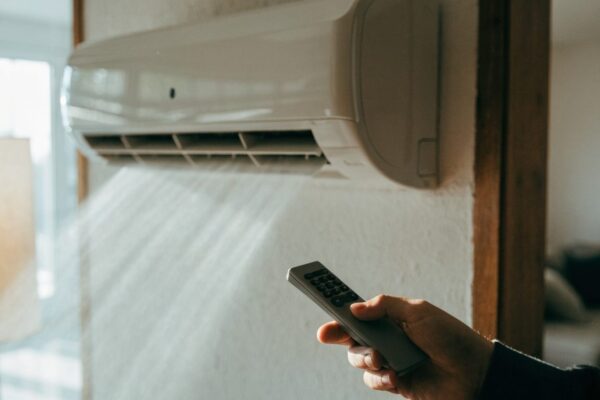 Facture d'électricité qui explose avec la clim : vérifier, contester, réduire