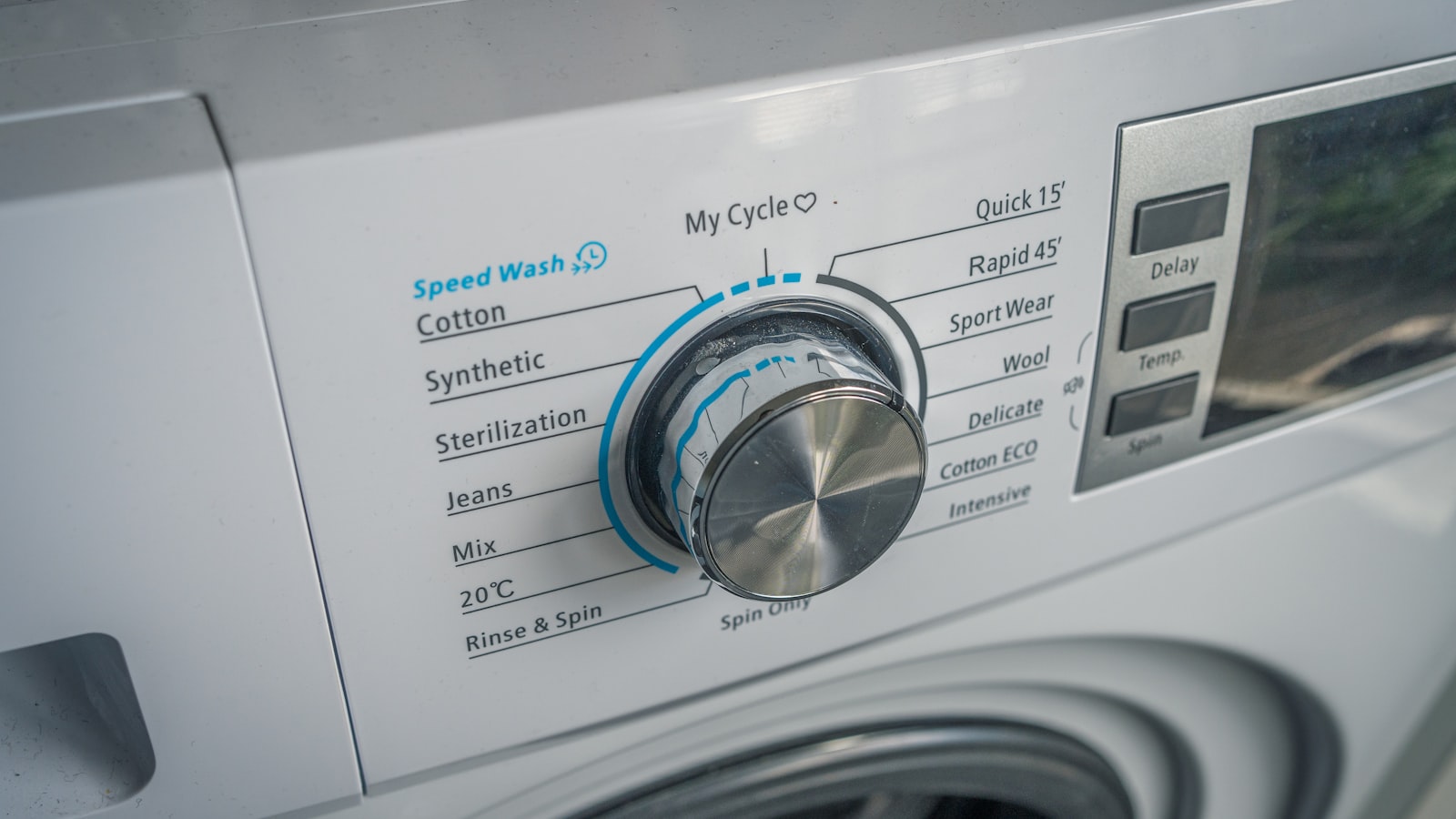Bandeau de commandes d’un lave-linge avec touche de départ différé