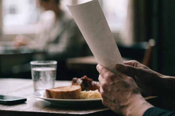 Faux avis et « fait maison » : repérer un resto qui rogne sur la qualité
