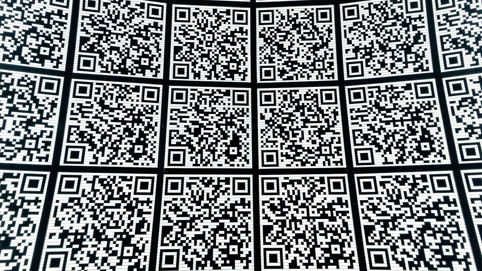 Multitude de QR codes, illustration de l’arnaque au QR code frauduleux