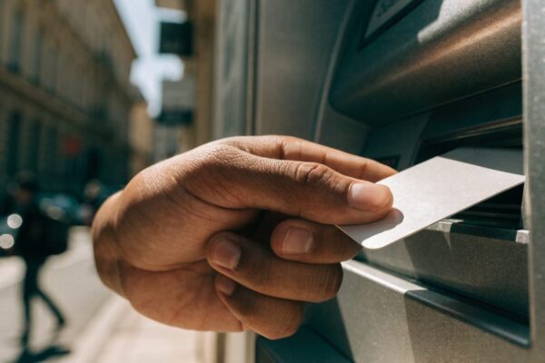 Retrait d'espèces payant au distributeur : comment l'éviter