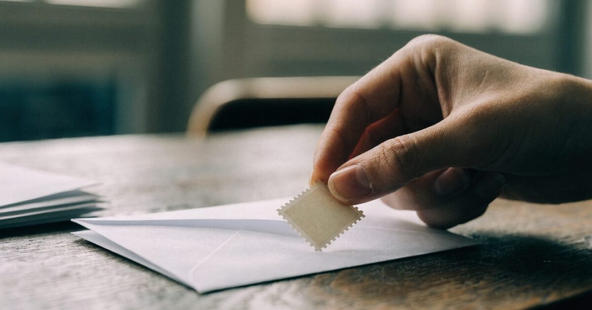 Timbres 2027 : +6,73 %, comment payer votre courrier moins cher