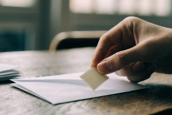 Timbres 2027 : +6,73 %, comment payer votre courrier moins cher