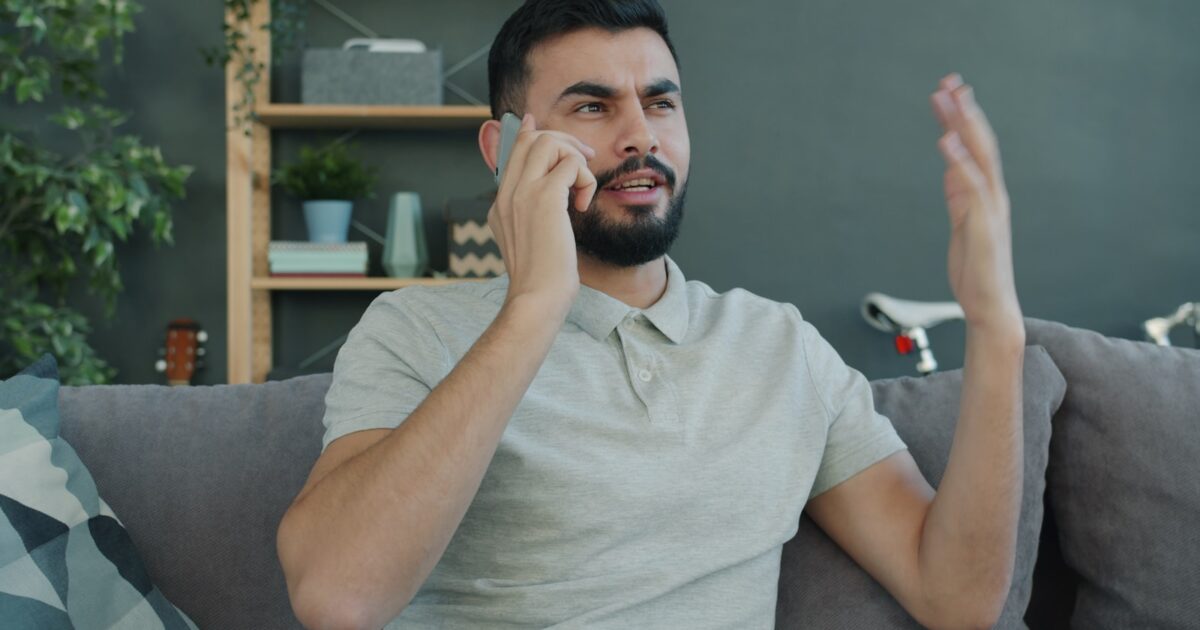 Un particulier au téléphone vérifie ses comptes bancaires sur son smartphone