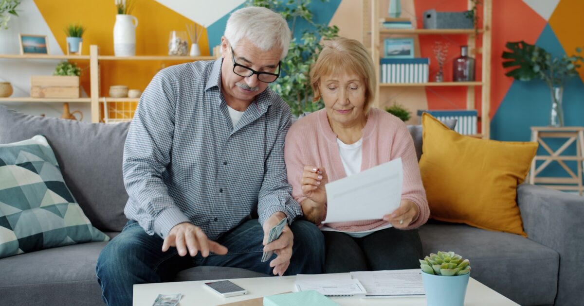 Emprunteur comparant son contrat d'assurance de prêt immobilier avant résiliation