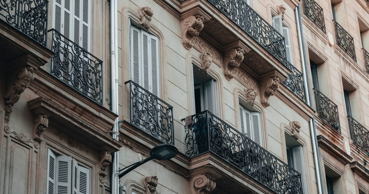 Consommateur vérifiant le suivi de livraison d'un colis absent de sa boîte aux lettres
