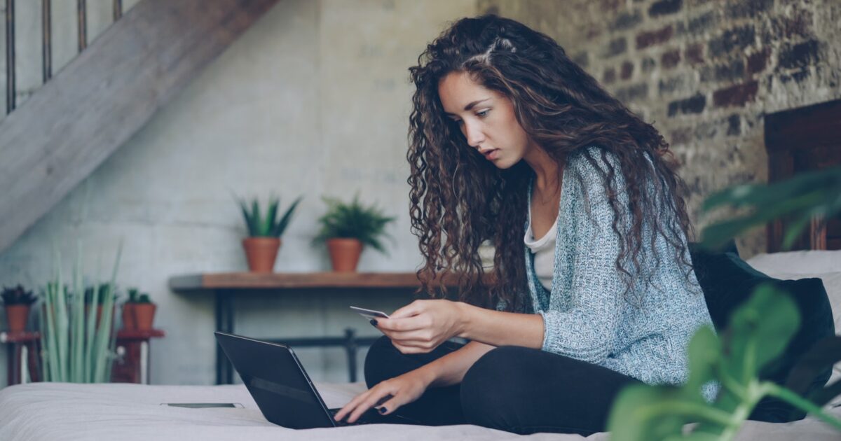 Acheteur examinant une fiche produit sur un site de vente en ligne