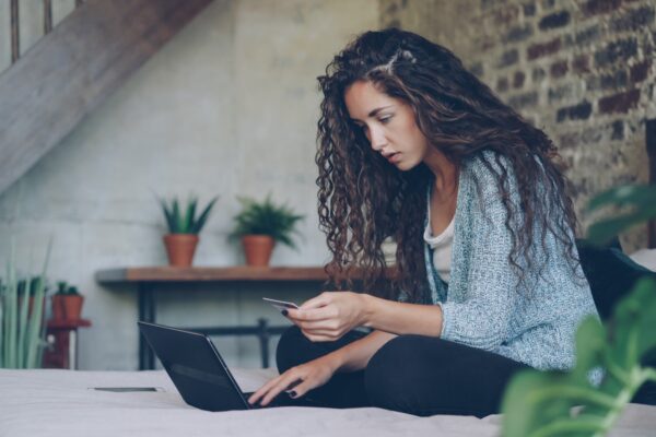 Fiches produit générées par IA sur les marketplaces : les repérer avant de payer