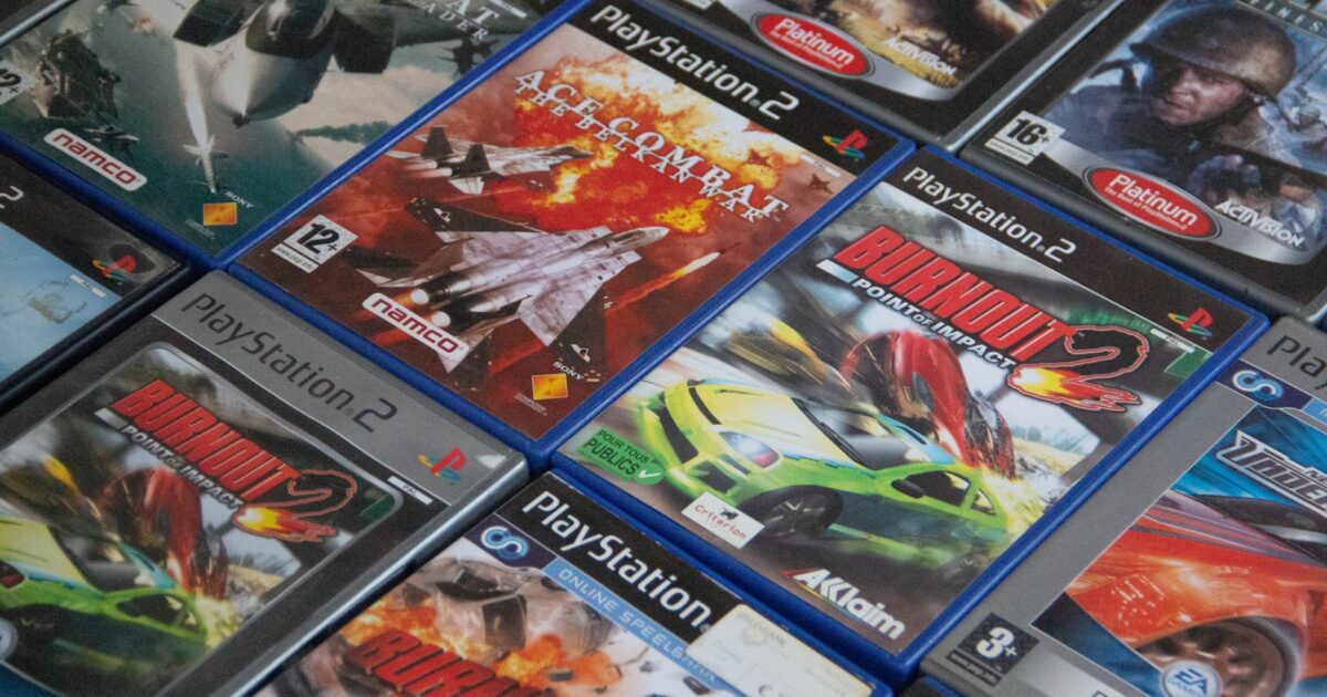 Des boîtiers de jeux PlayStation alignés sur une étagère de salon