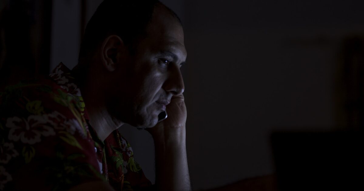 Utilisateur inquiet sécurisant ses comptes en ligne après une fuite de données personnelles