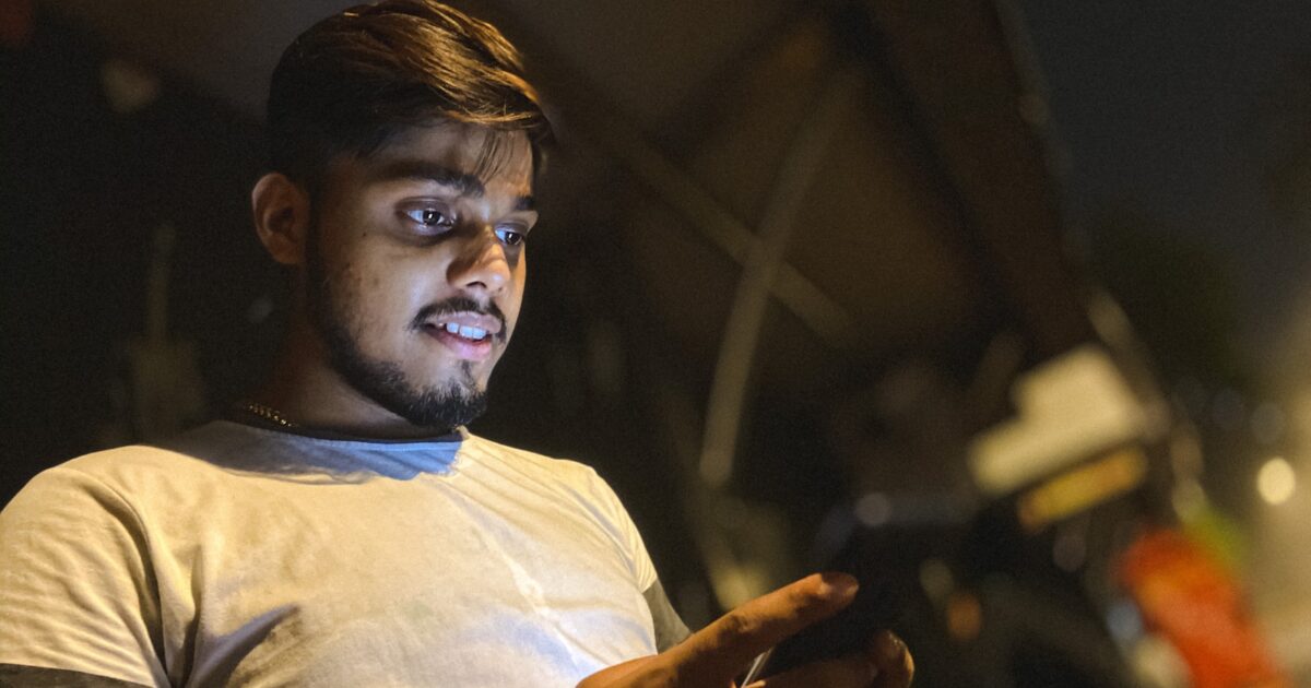 Particulier suivant la chute d’un cours en bourse sur son smartphone